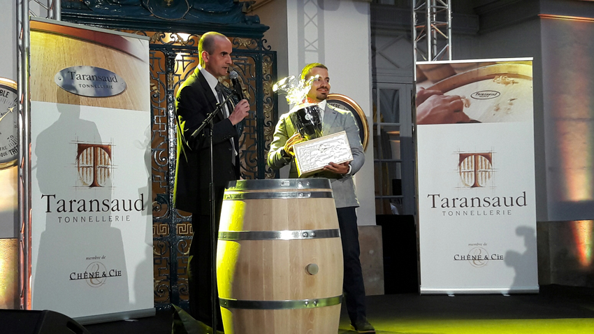 Carlo Cuomo, stagiaire 2015 au Château Lynch-Bages, reçoit un prix spécial pour son rapport de stage lors de la remise du diplôme national d’œnologue 